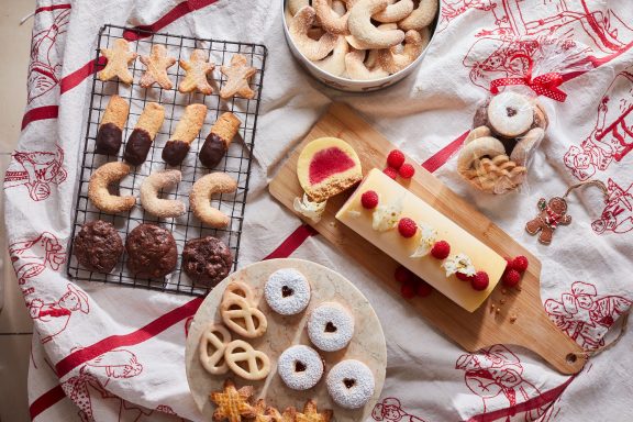 Sweet biscuits, savoury crackers and other seasonal products Seasonal Biscuit Selection
